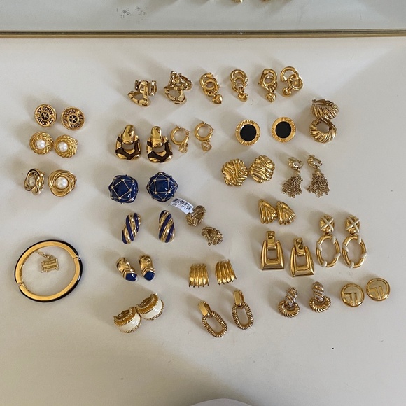 ✨ Fabulous Vintage ST. JOHN Earring Jewelry Collection Lot Like New Condition! ✨ - Picture 1 of 5
